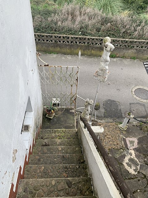 Casa indiviual de dos plantas con jardín en Barreda