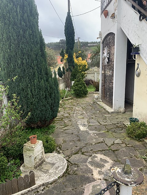 Casa indiviual de dos plantas con jardín en Barreda