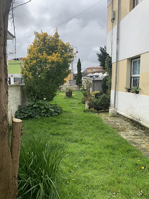 Casa indiviual de dos plantas con jardín en Barreda