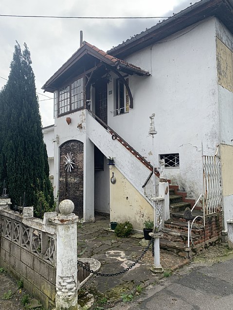 Casa indiviual de dos plantas con jardín en Barreda