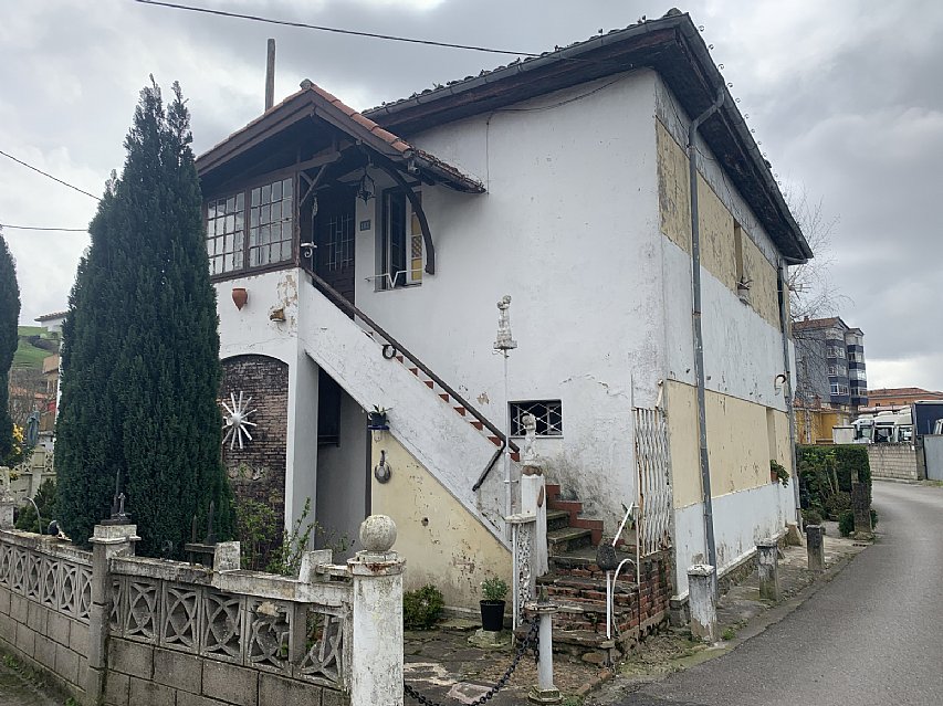 Casa indiviual de dos plantas con jardín en Barreda