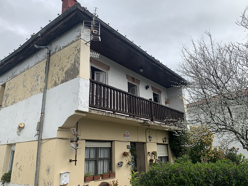 Casa indiviual de dos plantas con jardín en Barreda