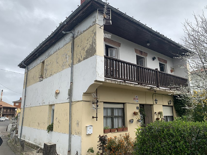 Casa indiviual de dos plantas con jardín en Barreda