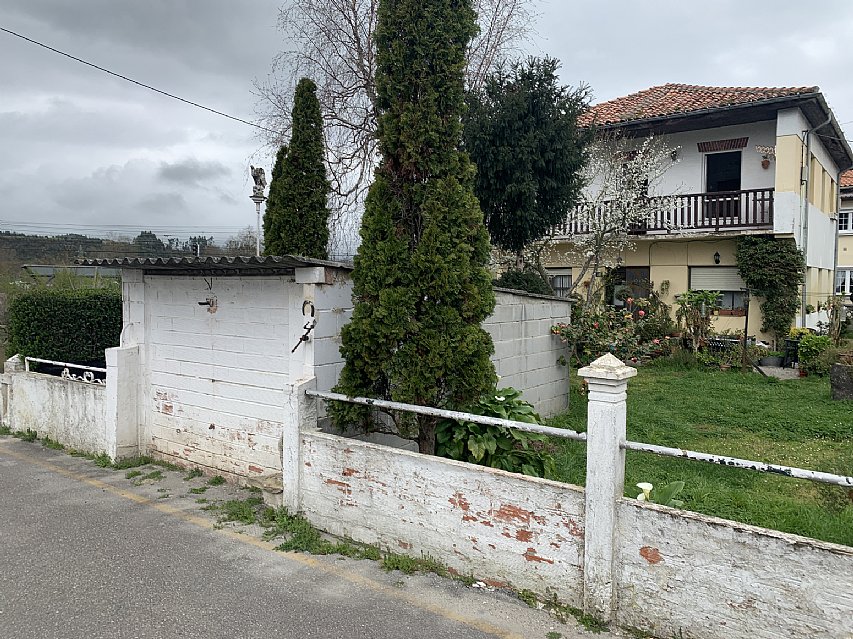 Casa indiviual de dos plantas con jardín en Barreda