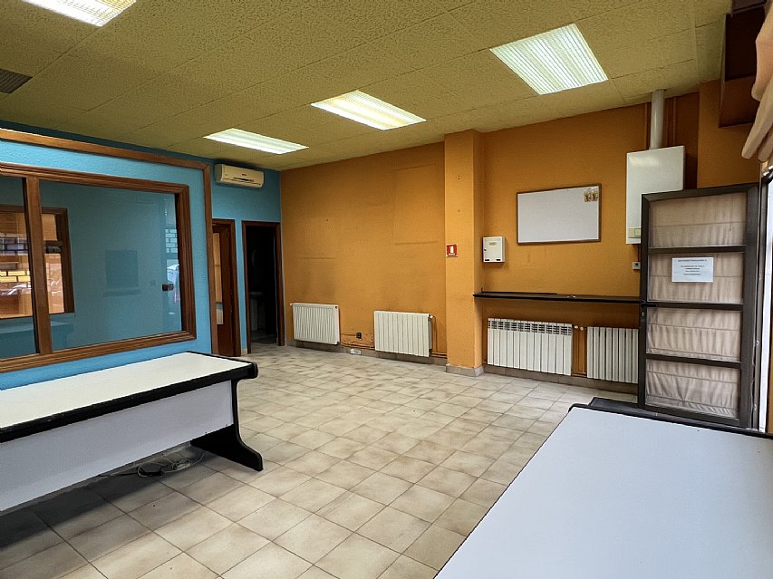 Amplio local en Torrelavega