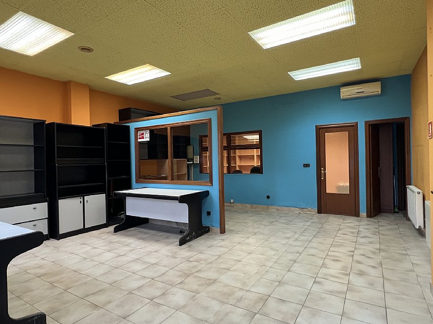 Amplio local en Torrelavega