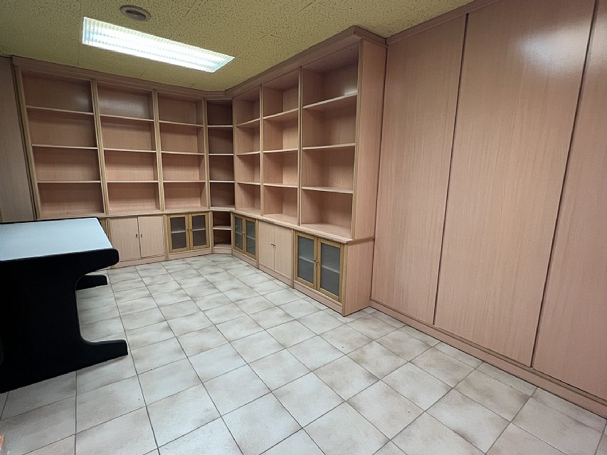 Amplio local en Torrelavega