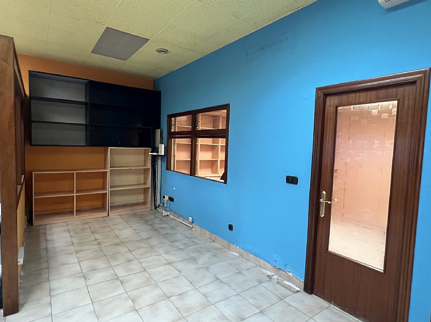 Amplio local en Torrelavega