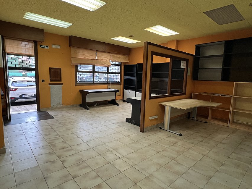 Amplio local en Torrelavega