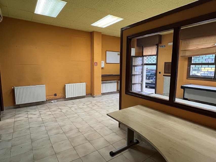 Amplio local en Torrelavega