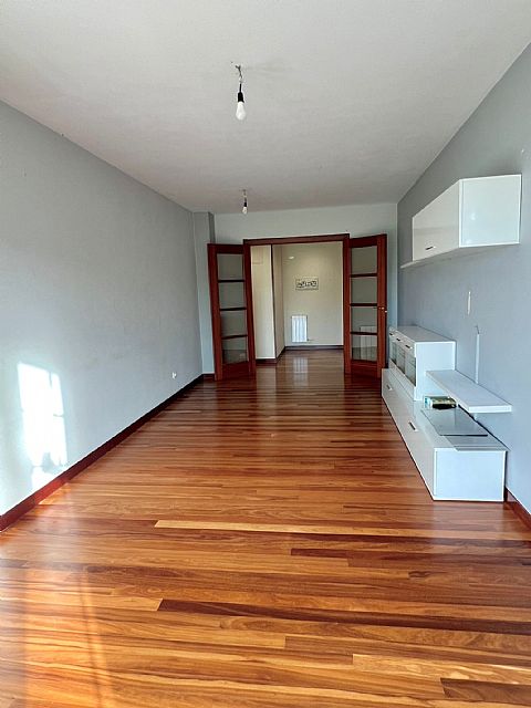 Piso de 3 hab y 1 baño con trastero y 2 plazas de garaje